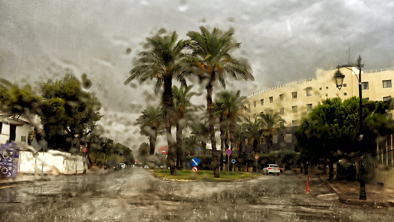 Έντονη καταιγίδα και χαλαζόπτωση σημειώθηκε στην παραλιακή Λουτρακίου Κορινθίας,