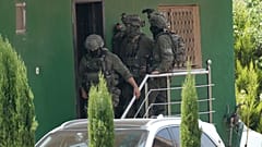 جنود إسرائيليون يستجوبون فلسطينيين خلال عملية عسكرية في قرية تل قرب نابلس، السبت 25 تموز 2026.