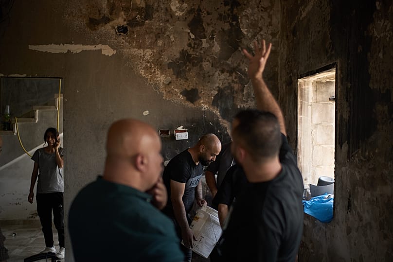 فلسطينيون يصلحون منزلاً تضرر في هجوم لمستوطنين إسرائيليين على قرية صرة قرب نابلس، السبت 25 يوليو/تموز 2026.