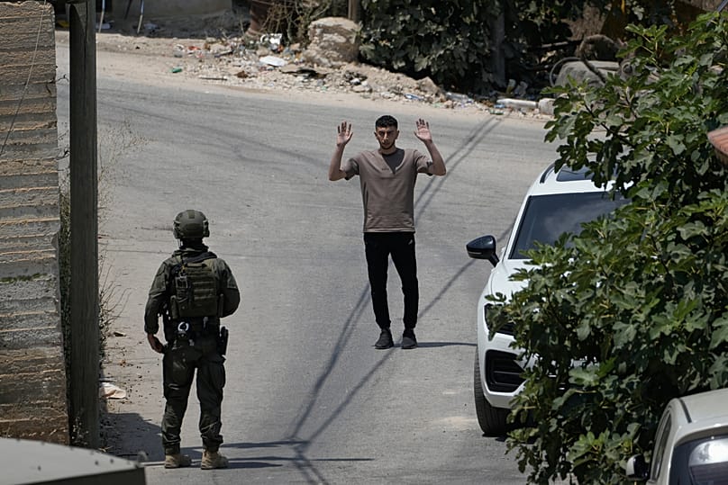 جندي إسرائيلي يستجوب فلسطينياً خلال عملية عسكرية في قرية تل قرب نابلس، السبت 25 يوليو/تموز 2026.