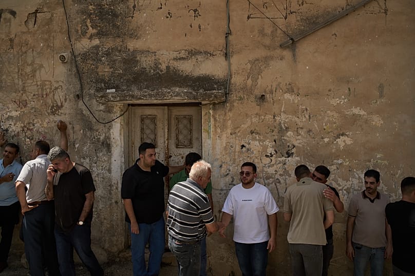 فلسطينيون يقدمون واجب العزاء لعائلات الفلسطينيين الذين قُتلوا في قرية تل قرب نابلس، السبت 25 يوليو/تموز 2026.