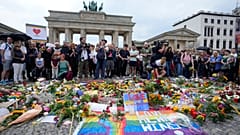 Manifestação junto às Portas de Brandemburgo em apoio à comunidade LGBTQ+ depois de atentado na Parada do Orgulho 