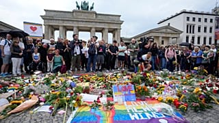 Manifestação junto às Portas de Brandemburgo em apoio à comunidade LGBTQ+ depois de atentado na Parada do Orgulho 