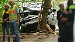 После наезда на людей автомобиль врезался в дерево