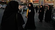 نساء يسيرن في ساحة التجريش شمال طهران، إيران، الاثنين 13 يوليو 2026. (AP Photo/فاهد سليمي)