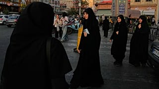 نساء يسيرن في ساحة التجريش شمال طهران، إيران، الاثنين 13 يوليو 2026. (AP Photo/فاهد سليمي)