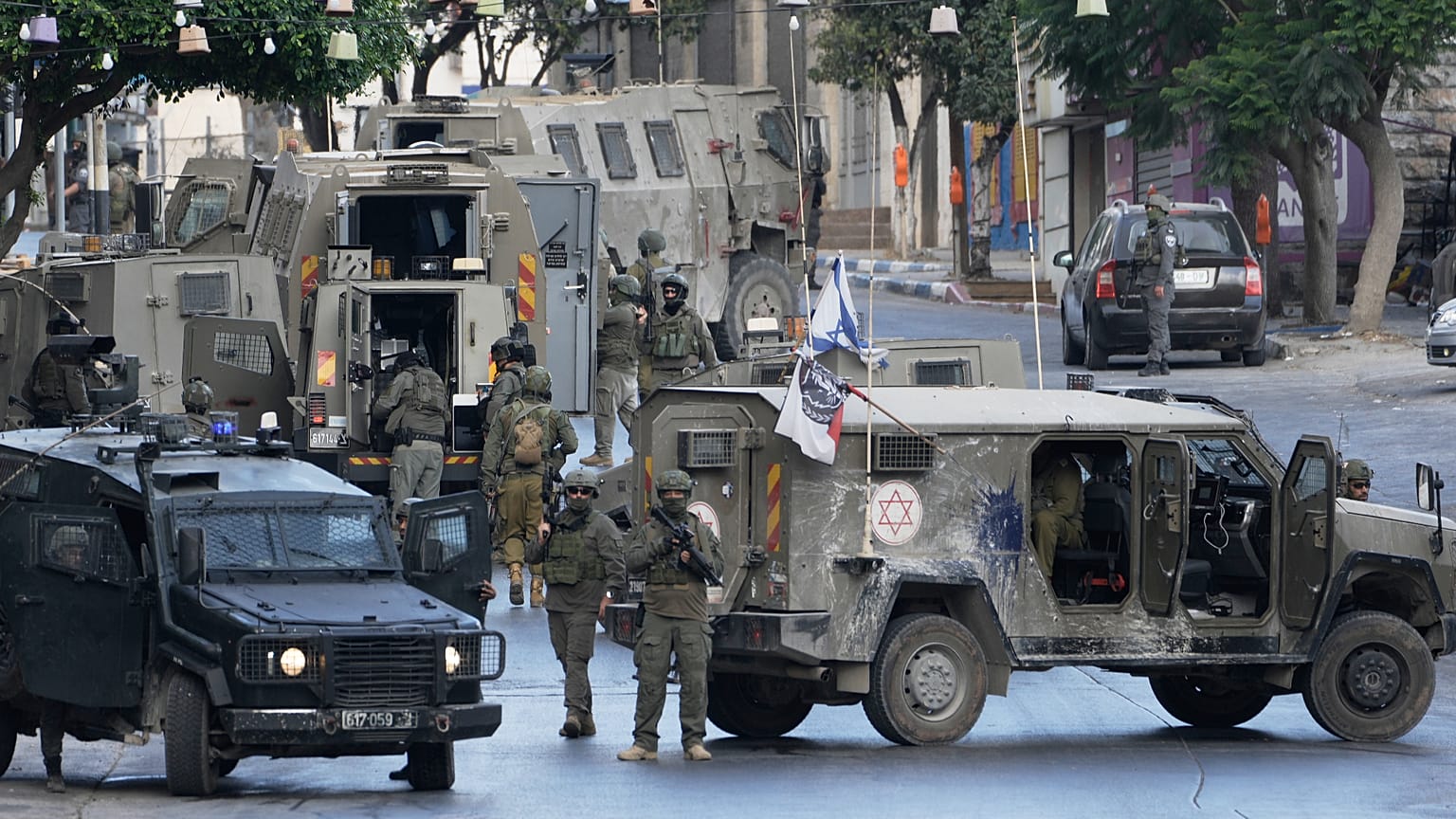 جنود إسرائيليون ينشطون في مدينة نابلس الفلسطينية بالضفة الغربية، الأحد 26 يوليو 2026. (AP Photo/مجدي محمد)