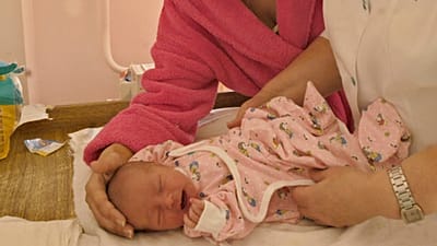 Imagen de archivo de una niña recién nacida en un hospital