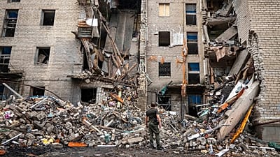 Un militar ucraniano observa un edificio residencial destruido por un ataque con misiles ruso en Sloviansk, Ucrania, sábado 25 de julio de 2026.