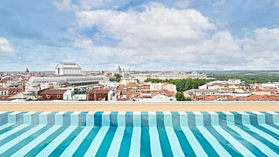 Piscina no topo do Urban Hive Madrid oferece vistas sobre a cidade