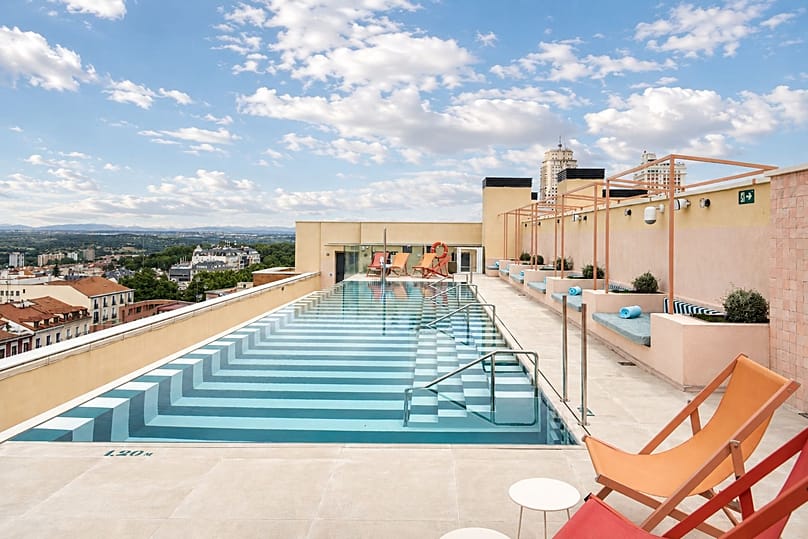 La piscine sur le toit de l’Urban Hive Madrid se situe au septième étage et domine le Palais royal