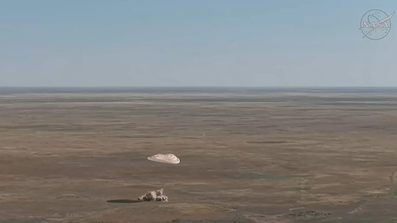 Capture d’écran tirée d’une vidéo de la NASA montrant l’atterrissage de l’équipage.