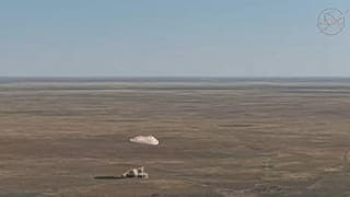 Кадр из видеозаписи NASA с посадкой экипажа.