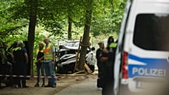 Investigadores da polícia junto da carrinha que ontem à noite avançou contra a multidão no CSD de Berlim (AP Photo/Markus Schreiber)