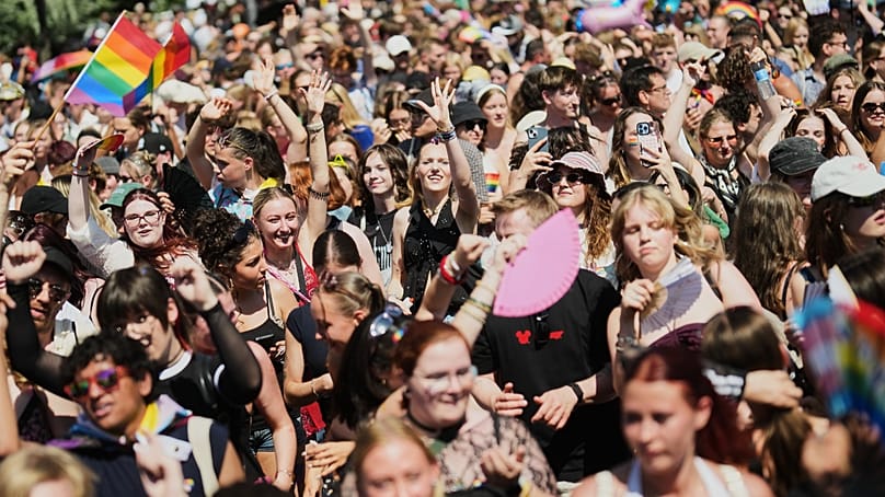 Hunderttausende Menschen feiern auf dem CSD in Berlin am 25. Juli 2026 (AP Photo/Markus Schreiber)