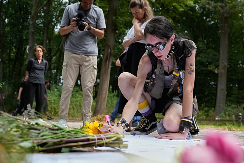 Ashley Schreiber legt Blumen in der Nähe des Anschlagsortes nieder, ein Auto war in die Menge beim Berliner CSD gerast, eine Frau wurde getötet 29 Menschen verletzt  (c) AP