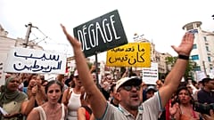يحمل المتظاهرون لافتات تحمل رسائل تقول: "أطلقوا سراح السجناء، لا أحد سعيد إلا الرئيس سعيد وأين التنمية؟" أين الحرية؟ "لقد دمرتم قدرتنا الشرائية"