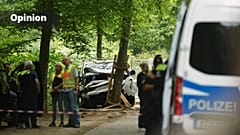 Investigadores de la Policía junto a la furgoneta que anoche se lanzó contra la multitud en el Orgullo de Berlín