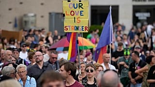 У Бранденбургских ворот проходит стихийная акция в поддержку ЛГБТК+ после нападения на участников берлинского прайда