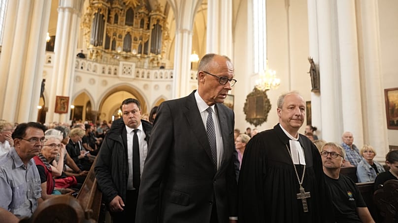 Merz trifft am 26. Juli 2026 mit dem evangelischen Bischof Christian Staeblein zu einer Mahnwache in der St.-Marien-Kirche in Berlin