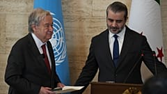Le secrétaire général de l'ONU Antonio Guterres quitte une conférence de presse conjointe avec le chef de la diplomatie syrienne Asaad al-Shibani, à Damas, le 25 juillet 2026.