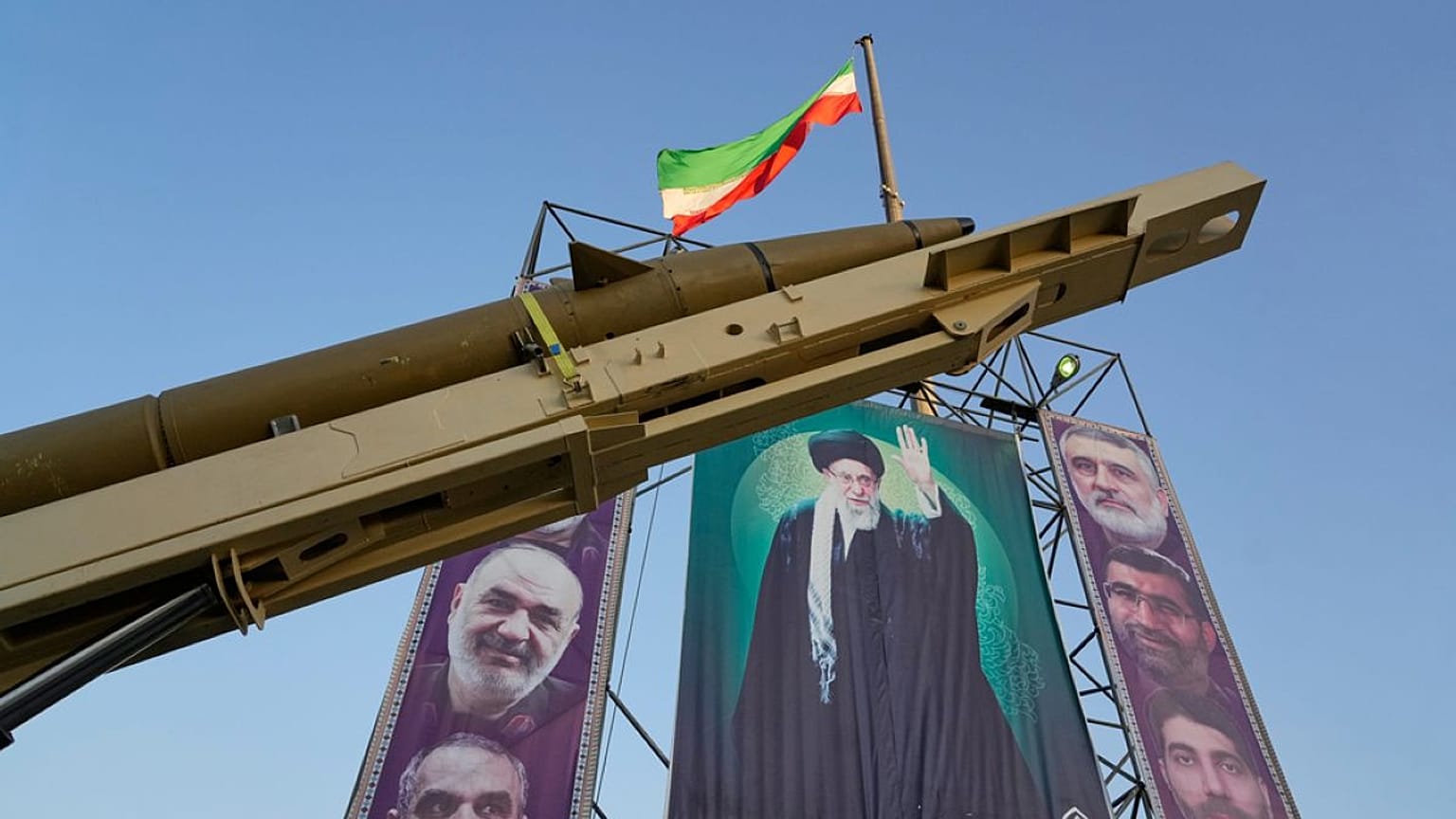 صورة أرشيفية- يظهر صاروخ "خيبر شكن" إلى جانب لافتات تحمل صور المرشد الإيراني الراحل علي خامنئي في ساحة "بهارستان" بطهران يوم الخميس 25 سبتمبر 2025.