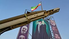 صورة أرشيفية- يظهر صاروخ "خيبر شكن" إلى جانب لافتات تحمل صور المرشد الإيراني الراحل علي خامنئي في ساحة "بهارستان" بطهران يوم الخميس 25 سبتمبر 2025.