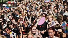 Centinaia di migliaia di persone festeggiano il Christopher Street Day (CSD) a Berlino il 25 luglio 2026 (Foto AP/Markus Schreiber)