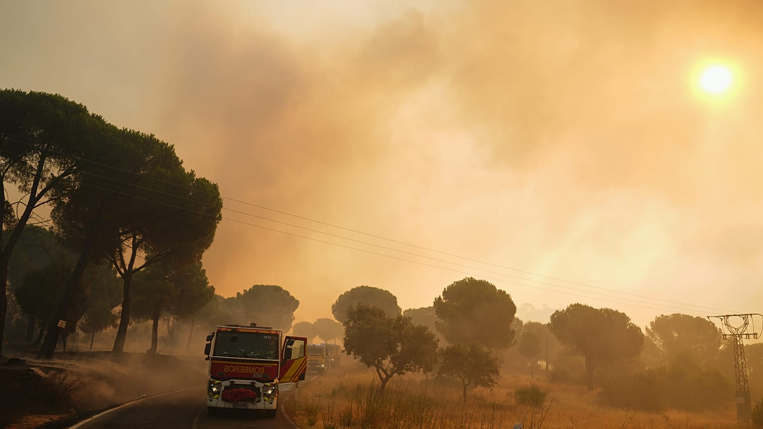 El humo se eleva procedente de un incendio forestal en San Martín de Valdeiglesias, al oeste de Madrid, España, el domingo 26 de julio de 2026