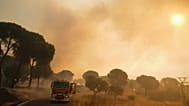 El humo se eleva procedente de un incendio forestal en San Martín de Valdeiglesias, al oeste de Madrid, España, el domingo 26 de julio de 2026