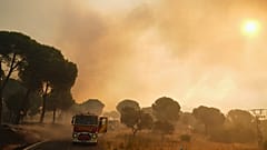 El humo se eleva procedente de un incendio forestal en San Martín de Valdeiglesias, al oeste de Madrid, España, el domingo 26 de julio de 2026