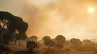 El humo se eleva procedente de un incendio forestal en San Martín de Valdeiglesias, al oeste de Madrid, España, el domingo 26 de julio de 2026