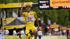 El esloveno Tadej Pogačar, líder de la general con el maillot amarillo, celebra su quinto título en el Tour de Francia