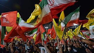 أنصار حزب الله يلوحون بأعلام الحزب والأعلام الإيرانية خلال تجمع في الضاحية الجنوبية لبيروت، لبنان، يوم الأربعاء 8 يوليو 2026