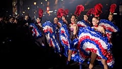 Bailarinas del Moulin Rouge actúan en la celebración del 130 aniversario de Le Moulin Rouge, el domingo seis de octubre de 2019 en París. (AP Foto/Rafael Yaghobzadeh)