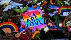 Personas dejan flores y notas ante la Puerta de Brandeburgo en apoyo a LGBTQ+ tras el atropello de un coche en la Marcha del Orgullo de Berlín, 26 de julio de 2026.