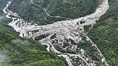 ARCHIVIO - In questa foto aerea diffusa dall'agenzia Xinhua, si vedono gli effetti di inondazioni e colate di fango nella provincia del Sichuan, domenica 4 agosto 2024