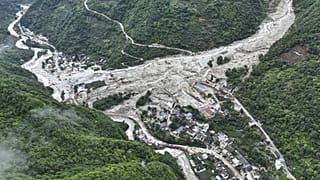Imagen aérea de la agencia Xinhua que muestra el impacto de las riadas y los corrimientos de tierra en Sichuan, China, el domingo cuatro de agosto de 2024.