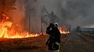 Un incendie fait rage près de Marcheprime, près de Bordeaux, le dimanche 26 juillet 2026.