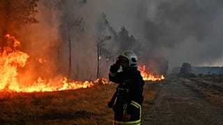 Un incendie fait rage près de Marcheprime, près de Bordeaux, le dimanche 26 juillet 2026.