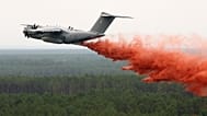 El Airbus A400M realiza su primer lanzamiento sobre el incendio forestal cerca de Lacanau, Francia, el sábado 25 de julio de 2026. 