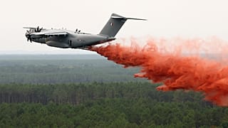 El Airbus A400M realiza su primer lanzamiento sobre el incendio forestal cerca de Lacanau, Francia, el sábado 25 de julio de 2026. 