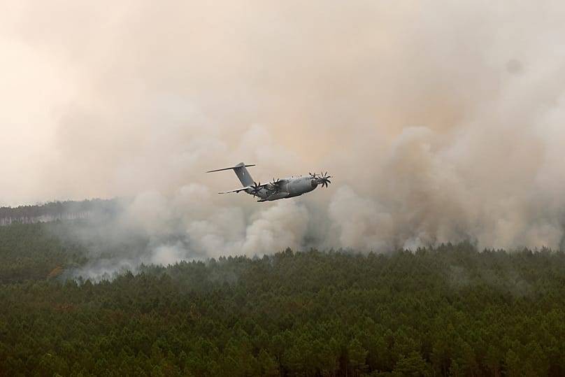 El Airbus A400M realizando su primer lanzamiento sobre el incendio forestal cerca de Lacanau, Francia, el sábado 25 de julio de 2026.