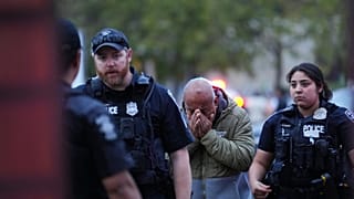 اقتادت الشرطة رجلاً مجهول الهوية إلى مكان الحادث بعد استجابتها لإطلاق نار في مركز سياتل خلال مهرجان Bite of Seattle للطعام يوم الأحد 26 يوليو 2026 في سياتل بولاية واشنطن. 