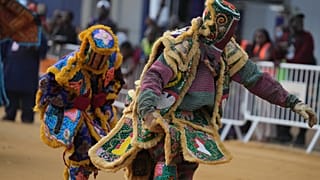 Personas disfrazadas actúan durante el festival de máscaras de Porto-Novo, Benín, el domingo 26 de julio de 2026.