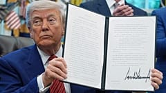 الرئيس الأمريكي دونالد ترامب أثناء توقيع أمر تنفيذي في المكتب البيضاوي، 23 مايو/أيار 2025 