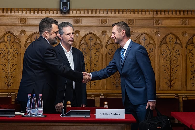 Sonnevend Pál alkotmányjogász, Schiffer András ügyvéd, politikus, a Mi Hazánk frakciójának alkotmánybíró-jelöltje (b2) és Hantosi István, a bizottság Tisza párti elnöke 