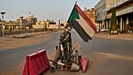 نقطة تفتيش فارغة تقف فيها عارضة أزياء ترتدي زي جندي في وسط مدينة الخرطوم بالسودان، الأحد 19 أبريل 2026.