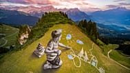 العمل "À portée de ciel" للفنان الفرنسي سايب في فيلار-سو-أولون في سويسرا، 14 يوليو 2026