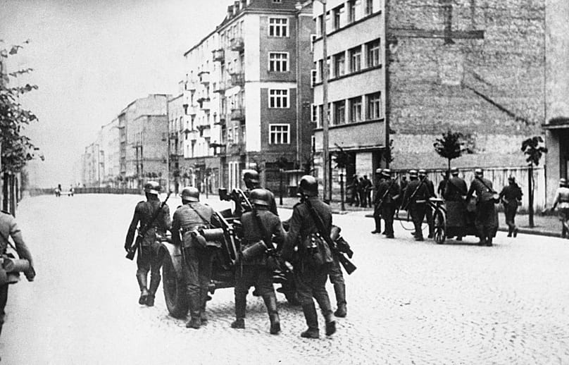 Polskie miasto portowe Gdynia zostało poddane wojskom niemieckim 14 września 1939 r. przez burmistrza miasta, gdy wojska niemieckie wkroczyły do ​​miasta. (Zdjęcie AP)